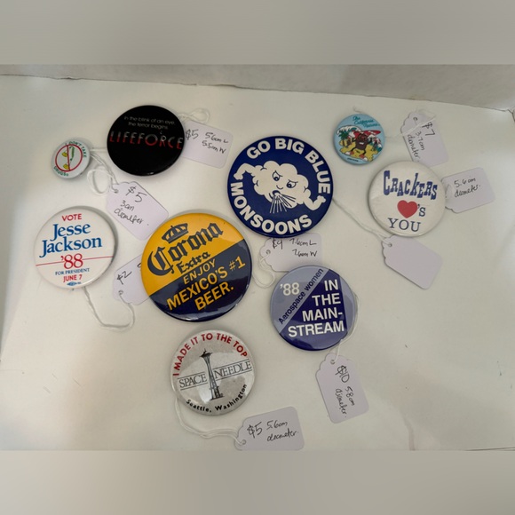 Other - Vintage 9 Buttons of Various sizes